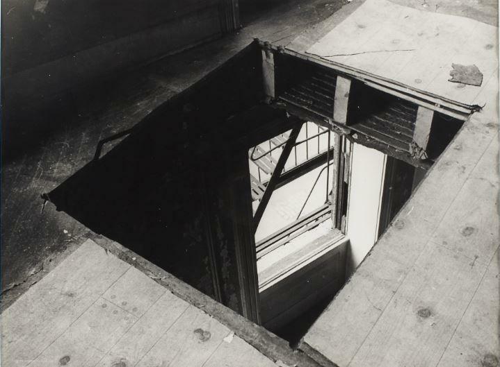 Caption / Ficha técnica: Gordon Matta-Clark, Bronx Floors [Pisos del Bronx], 1973. Impresión sobre gelatina de plata. 27.9 x 35.2 cm.  © 2017 Estate of Gordon Matta-Clark / Artists Rights Society (ARS), New York and David Zwirner, New York.