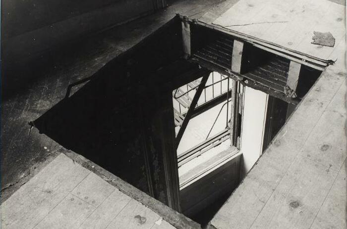 Caption / Ficha técnica: Gordon Matta-Clark, Bronx Floors [Pisos del Bronx], 1973. Impresión sobre gelatina de plata. 27.9 x 35.2 cm.  © 2017 Estate of Gordon Matta-Clark / Artists Rights Society (ARS), New York and David Zwirner, New York.