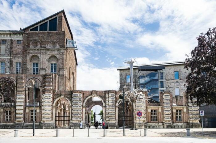 A CONTEMPORARY QUIPU TRAVERSES CASTELLO DI RIVOLI