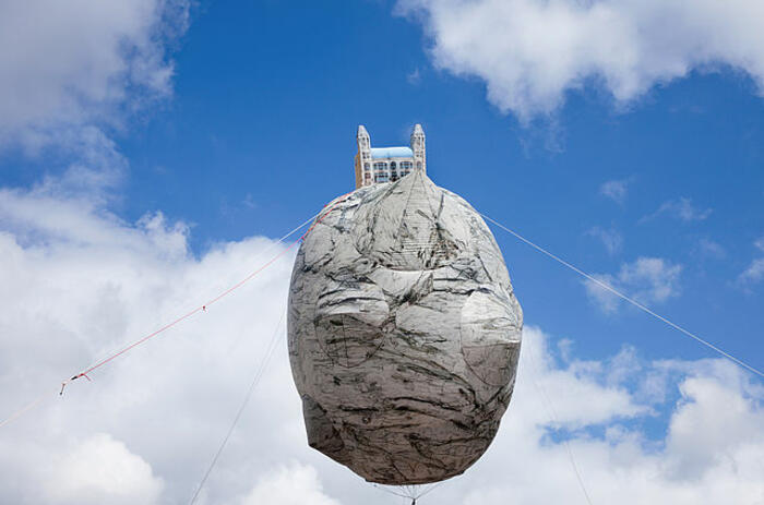 UTOPÍAS FLOTANTES, UNA CRÓNICA DE PRESENCIAS ESPACIALES QUE INCLUYE LA OBRA DE TOMÁS SARACENO