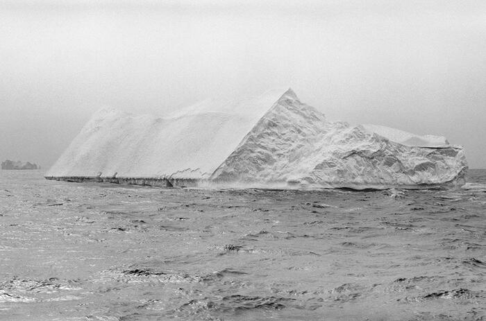 Iceberg. Photograph, 33.4 x 88.5 in. / Fotografía, 85 x 225 cm. Iceberg. Photograph, 33.4 x 88.5 in. / Fotografía, 85 x 225 cm.