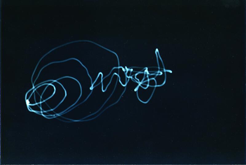 “Lunar Writing 1 (1001)”, 1974, 16 blue toned black and white photographs mounted on museum board, 6.25 x 9.25 inches each. Courtesy of the artist and Henrique Faria New York & Buenos Aires. / “Lunar Writing 1 (1001)”, 1974, 16 fotografías blanco y negro viradas al azul montadas sobre cartón de museo, de 16 x 24 centímetros cada una. Cortesía del artista y de Henrique Faria, Nueva York y Buenos Aires.