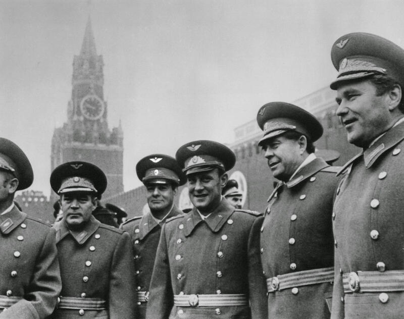 Leonov, Nikolayev, Istochnikov, Rozhdestvensky, Beregovoi y Shatalov. Sputnik (1997) de Joan Fontcuberta