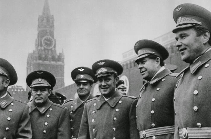 Leonov, Nikolayev, Istochnikov, Rozhdestvensky, Beregovoi y Shatalov. Sputnik (1997) de Joan Fontcuberta Leonov, Nikolayev, Istochnikov, Rozhdestvensky, Beregovoi y Shatalov. Sputnik (1997) de Joan Fontcuberta