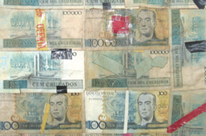 Blue Phase (Klee), 1995. Banknotes, buckram. 20 x 20 in. Courtesy the artist. Fase azul (Klee), 1995. Billetes, tela Buckram, 51 x 51 cm. Cortesía de la artista.