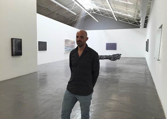 Miguel Rothschild in his exhibition /Miguel Rothschild en su exhibición