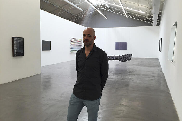 Miguel Rothschild in his exhibition /Miguel Rothschild en su exhibición