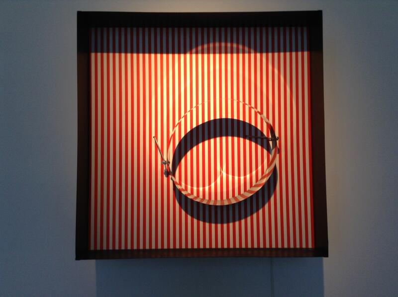 Julio Le Parc, Cercle en contorsion sur trame rouge, 1969. Métal, inox, sérigraphie, moteur. 60x60x17 cm. Photo: Daniel Avena Julio Le Parc, Cercle en contorsion sur trame rouge, 1969. Métal, inox, sérigraphie, moteur. 60x60x17 cm. Photo: Daniel Avena