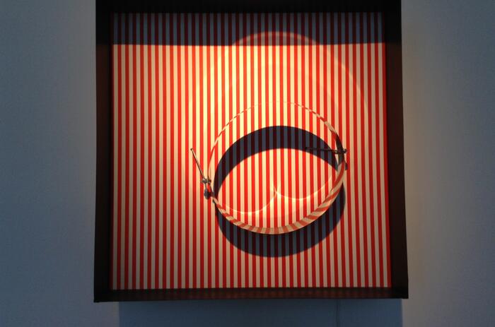 Julio Le Parc, Cercle en contorsion sur trame rouge, 1969. Métal, inox, sérigraphie, moteur. 60x60x17 cm. Photo: Daniel Avena Julio Le Parc, Cercle en contorsion sur trame rouge, 1969. Métal, inox, sérigraphie, moteur. 60x60x17 cm. Photo: Daniel Avena