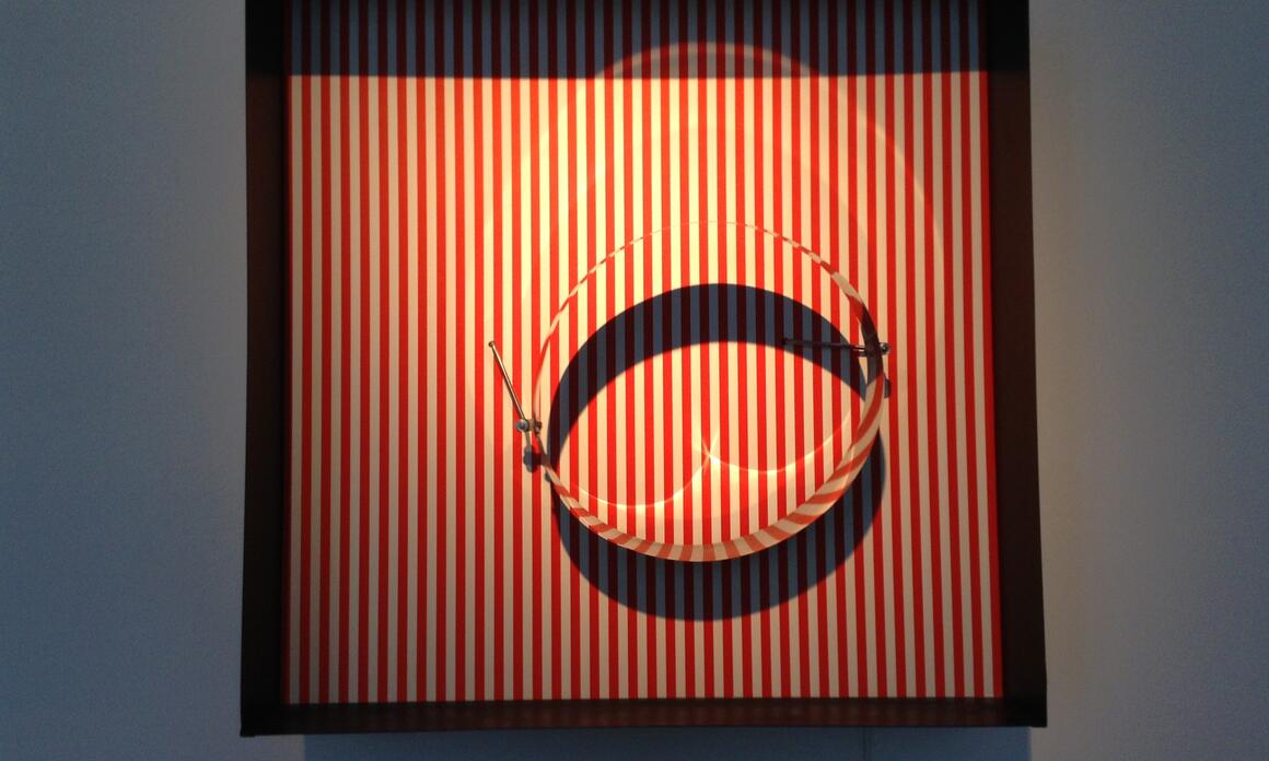 Julio Le Parc, Cercle en contorsion sur trame rouge, 1969. Métal, inox, sérigraphie, moteur. 60x60x17 cm. Photo: Daniel Avena