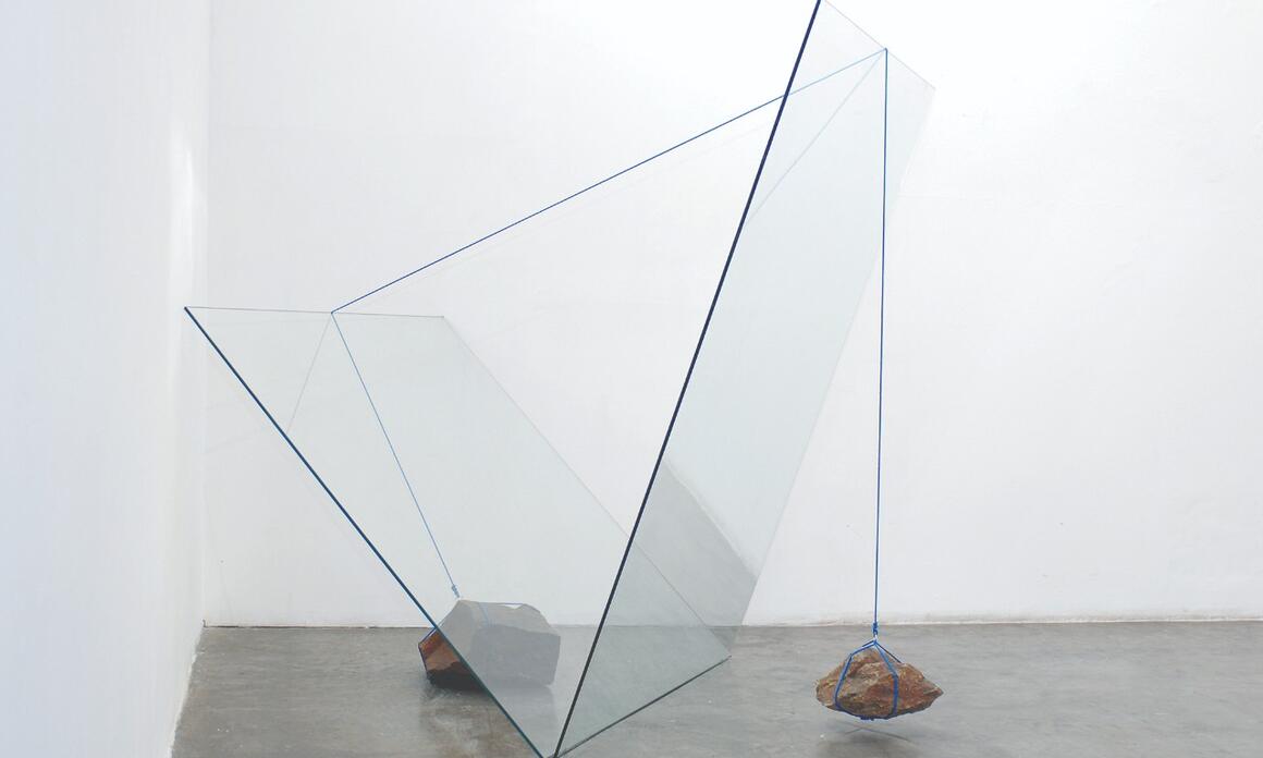 Two glass slides, rocks and rope. Baró Gallery (São Paulo). Photo: Diego Santovito Nadir.// Dos láminas de vidrio, piedras y cuerda. Baró Galería (Sao Paulo). Foto: Diego Santovito