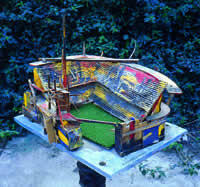 "Del Pini construye la bombonera y Quinquela imagina pintarla", madera policromada, 68 x 43 x 45 m, 1999