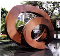 "El Aleph", hierro marino dobledo, soldado y oxidado, protegido con polímeros, 5 x 4 x 3 m, 2000