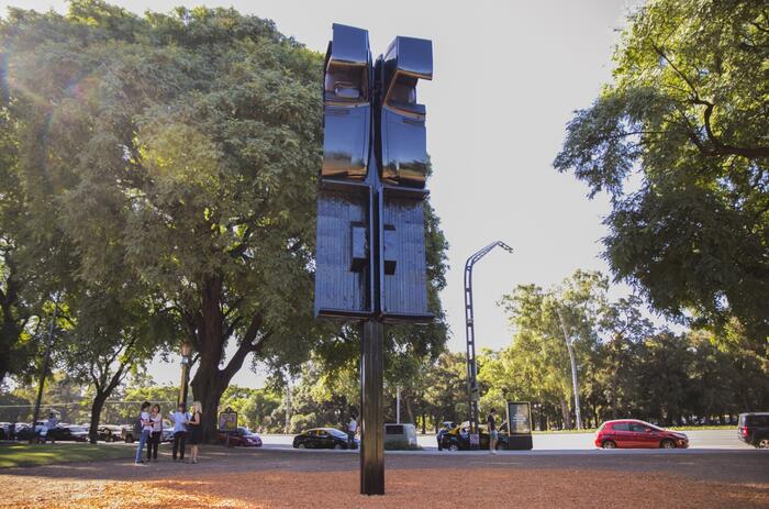 "Dios es Inmigrante", obra de Mariana Telleria en Plaza Seeber.